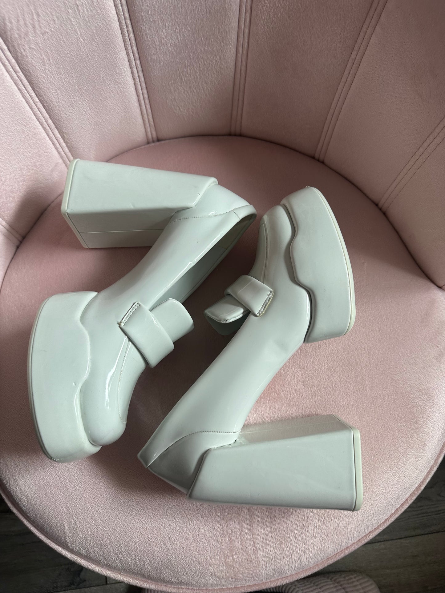 CHARLES & KEITH white chunky heels size IT38 (7-8)